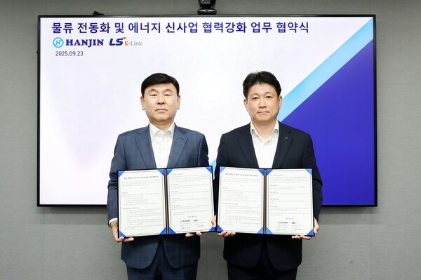 2025년9월23일 서울 중구 한진 사옥에서 진행된 물류 전동화 및 에너지 신사업 협력강화 업무협약 체결식에서 (왼쪽부터) 노삼석 (주)한진 대표, 김대근 LS이링크 대표가 기념촬영을 하고 있다./사진=LS