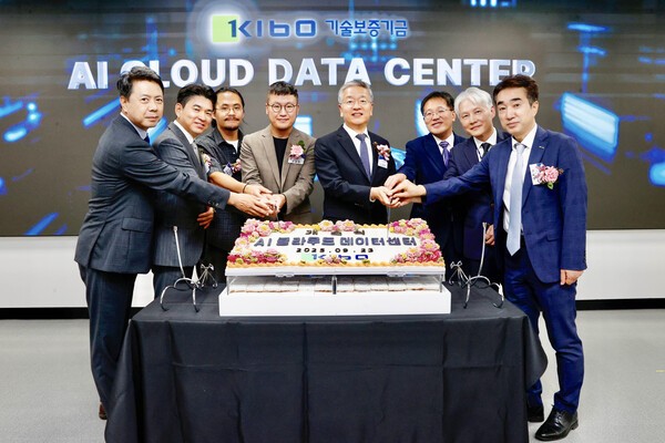 김종호 기보 이사장(오른쪽에서 네번째)과 유왕희 기보 노조위원장(왼쪽에서 네번째) 등 행사 참석자들이 지난 23일 기보 'AI 클라우드 데이터센터 개소식'에서 컷팅식을 하고 있다. / 사진 = 기술보증기금