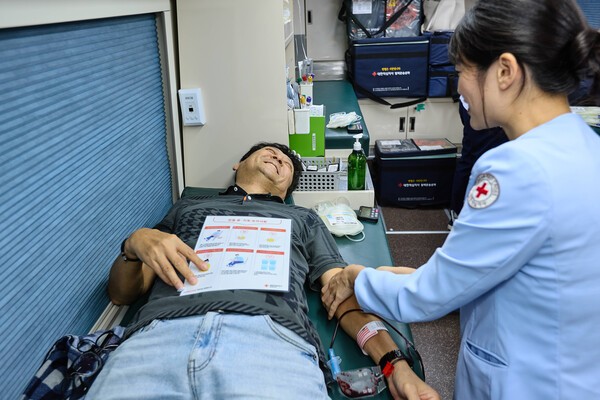 SKT 구성원이 '행복나눔헌혈' 캠페인에 참여하고 있다./사진=SK텔레콤