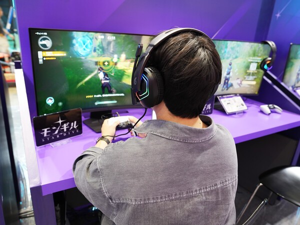 2025년9월25일 일본 치바에서 열린 도쿄게임쇼2025 현장 내 넷마블 부스에서 일본 관람객이 몬길:STAR DIVE의 콘솔버전을 체험하고 있다./사진=넷마블