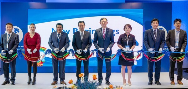 지난 24일(현지시간) 멕시코 멕시코시티 소재 뉴욕 라이프타워에서 진행된 현지법인 멕시코신한은행 확장이전 기념식에서 서승현 신한은행 글로벌사업그룹장(오른쪽 네번째), 씨로 안토니오 쎄레세도 바티스타 멕시코 금융감독원국장(오른쪽 다섯번째), 이상희 주멕시코대사관 총영사(오른쪽 세번째)가 행사 참석자들과 함께 테이프 커팅하고 있다/ 사진 = 신한은행