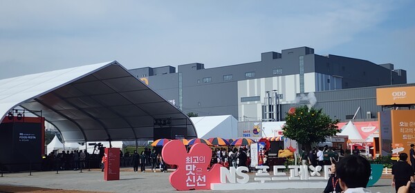 2025년9월26일 전라북도 익산 NS푸드페스타 현장에 관람객들이 모이고 있다./사진=문기수기자