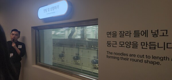 2025년9월26일 전북 익산에서 진행된 하림퍼스트키친투어에서 고정욱 고객경험팀 매니저가 더 미식 라면을 만드는 시설들을 소개하고 있다./사진=문기수 기자