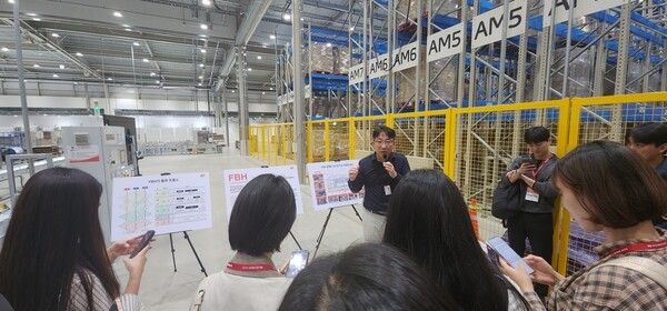 2025년9월26일 하림퍼스트키친 투어에서 최태희 하림 물류관리팀 팀장이 새롭게 완공된 풀필먼트센터 FBH에 대해 설명하고 있다./사진=문기수 기자