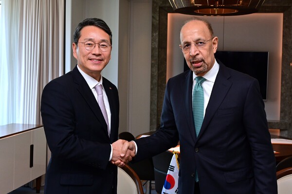 LG전자 조주완 CEO(왼쪽)가 26일 서울 중구 롯데호텔에서 사우디아라비아 칼리드 알팔리 투자부 장관을 만나 AI 데이터센터 냉각 솔루션 공급 등 협력 방안을 논의했다./사진=LG전자