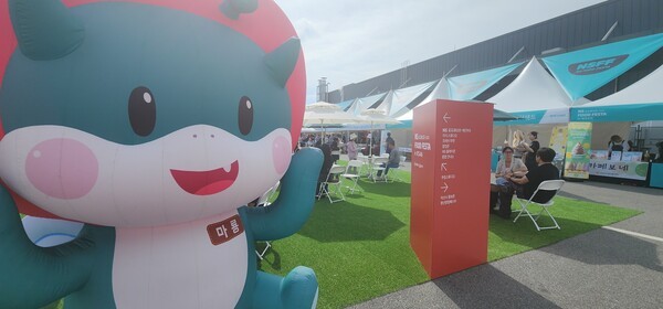 2025년9월26일 NS푸드페스타 2025 현장에 설치된 마스코트 마룡 인형./사진=문기수 기자