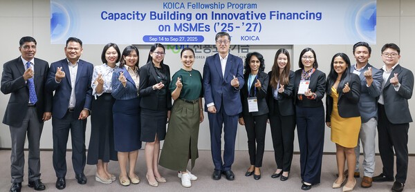 최원목 신용보증기금 이사장(왼쪽에서 일곱 번째)과 7개국 연수생들이 지난 19일 서울 마포구 프론트원에서 열린 ‘중소기업 혁신금융 역량강화’ 연수를 마친 손하트를 만들어 보이고 있다. / 사진 = 신용보증기금