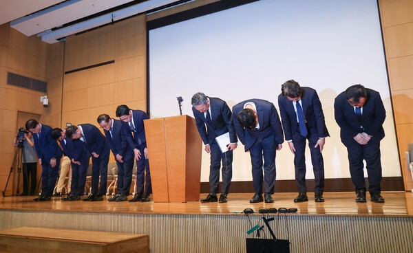 조좌진 롯데카드 대표이사 등 관계자들이 지난 18일 서울 중구 부영태평빌딩에서 해킹 사고로 인한 고객 정보 유출사태에 대해 대고객 사과를 하고 있다./사진=연합뉴스