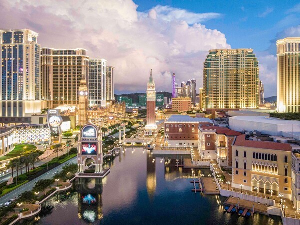 마카오에 위치한 샌즈 차이나 리조트의 야간 전경./사진=현대백화점