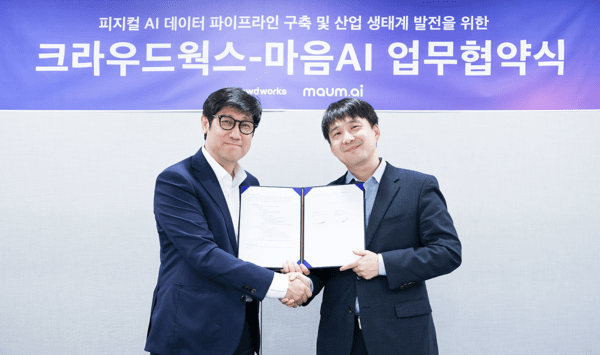 사진 왼쪽부터 크라우드웍스 김우승 대표와 마음AI 최홍섭 대표가 기념사진을 찍고 있다. [사진=크라우드웍스]