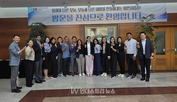 신성이엔지 용인사업장을 방문한 KOICA 글로벌 연수생들이 견학을 마치고 기념촬영을 하고 있다. [사진=신성이엔지]