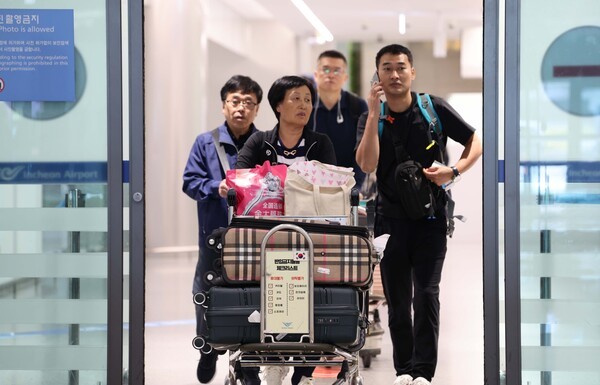 중국인 단체관광객 무비자 입국 첫날인 29일 인천국제공항을 통해 외국인 관광객들이 입국하고 있다./사진=연합뉴스