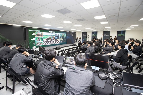 2025 자율주행 챌린지 2차 대회 예선 참가 대학생들이 가상도로 환경에서 자율주행 미션을 수행하고 있다./사진=현대자동차