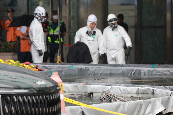 지난 28일 대전 유성구 국가정보자원관리원 화재 현장에서 국립과학수사연구원 관계자가 소화수조에 담긴 배터리를 살피고 있다./사진=연합뉴스