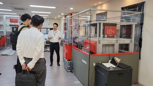 카덱스코리아 하현석 영업총괄매니저가 오토스토어에 대해 설명하고 있다. [사진=카덱스코리아]