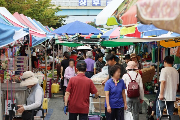 추석을 열흘 앞둔 26일 광주 서구 상무금요시장에서 시민들이 차례상 장을 보고 있다./ 사진 = 연합뉴스 