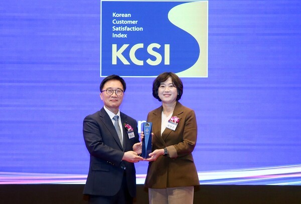 30일 서울시 중구 소재 신라호텔에서 진행된 2025 한국산업의 고객만족도(KCSI) 수상식에서 박현주 신한은행 소비자보호그룹장(오른쪽)과 한수희 한국능률협회컨설팅 대표이사가 상패를 함께 들어보이고 있다/ 사진 = 신한은행