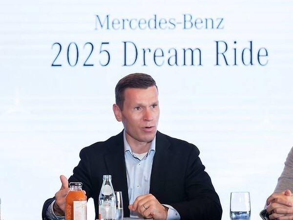 마티아스 바이틀 메르세데스 벤츠코리아 대표가 지난 6월 24일 제주에서 열린 드림라이드 행사에서 내년 상반기 쯤 직판제를 실시하겠다고 발표하고 있다./사진=메르세데스 벤츠코리아