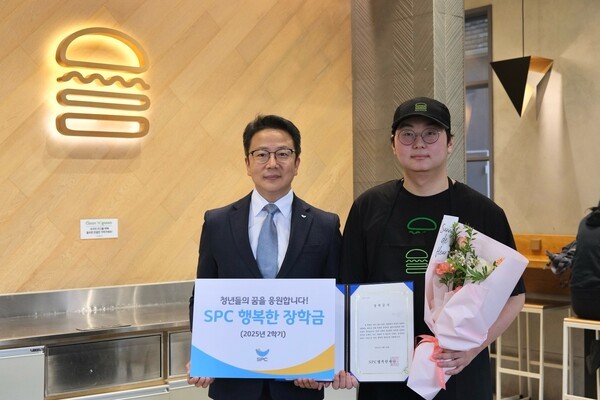 SPC그룹 한 관계자가 올해 2학기 'SPC행복한장학금' 장학생에 선발된 학생에게 장학금을 전달했다./사진=SPC그룹