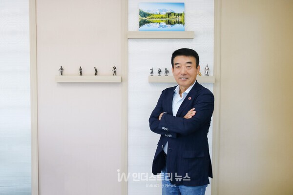 오즈레이 백홍기 대표는 “국산화와 기술 자립을 목표로 영상 처리 기술을 발전시켜 왔다”며, “과정에서 열화상 카메라와 중파장(MWIR) 카메라 개발을 성공시켰으며, 특히 국방 분야와 산업 현장에서 큰 역할을 하고 있다”고 밝혔다. [사진=인더스트리뉴스]