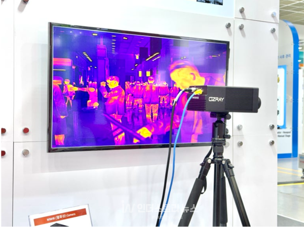 열화상 카메라의 활용 분야가 빠르게 늘고 있다. 예를 들어 온도와 습도를 실시간으로 모니터링하는 스마트팜에서는 열화상 카메라로 작물의 건강 상태를 감지하고 비정상 적인 온도 변화를 확인할 수 있다. 사진은 오즈레이의 LWIR 열화상 카메라 모습. [사진=오즈레이]