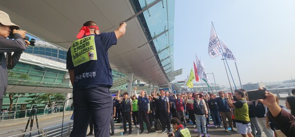 민주노총 공공운수 인천공항 지부 관계자들이 1일 인천국제공항 1터미널에서 파업 결의대회를 열고 구호를 외치고 있다./사진=문기수 기자