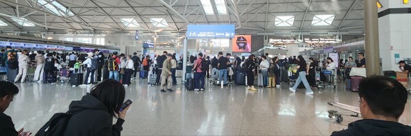 1일 오전 11시 40분 경 인천국제공항 1터미널 체크인 카운터 앞에서 여행객들이 체크인을 기다리며 길게 늘어서 있다./사진=문기수 기자
