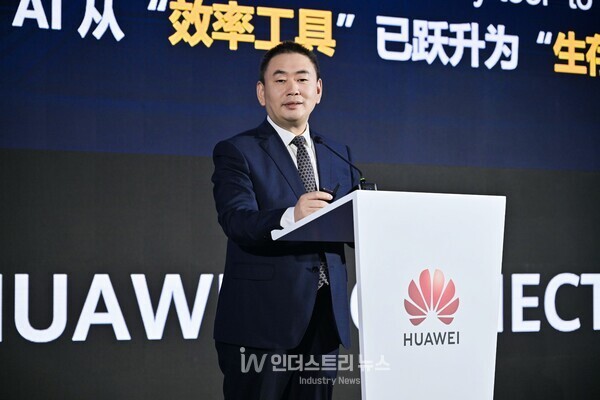 화웨이 전력 디지털화 사업부 데이비드 선 CEO가 ‘화웨이 커넥트(HUAWEI CONNECT) 2025’에서 개최된 ‘글로벌 전력 서밋(Global Electric Power Summit)’에서 연설하고 있다. [사진=화웨이]