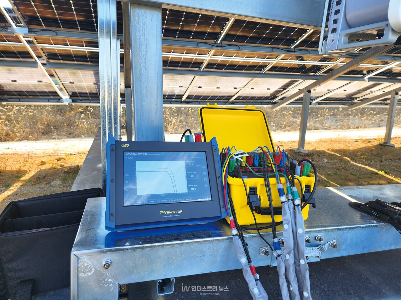 네오메즈가 선보인 태양광발전소 진단 장비 ‘PV MASTER’. 좌측의 화면이 태양광 I-V 검사 및 진단장비인 ‘PM10’이며, 우측의 노란색 박스가 태양광 검사 다채널 확장 모듈 ‘PV Multi’이다. [사진=네오메즈]