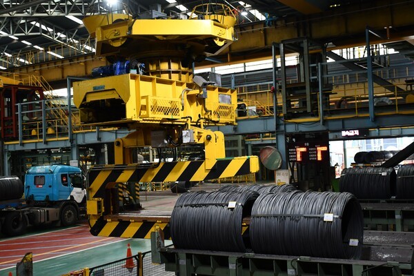크레인이 선재 코일의 중심점 위치를 추적해 제품 야드에서 제품을 들어올리고 있다. [사진=포스코]