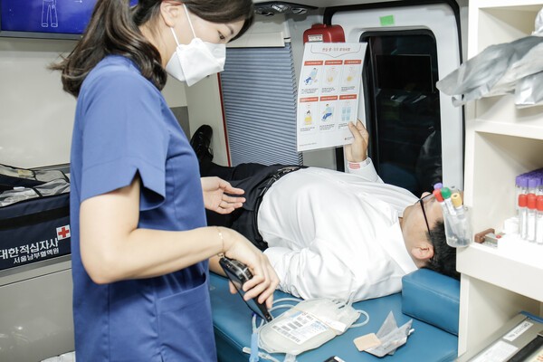 대신파이낸셜그룹 임직원이 헌혈버스에서 헌혈을 진행하고 있는 모습./ 사진=대신파이낸셜그룹