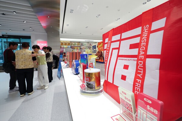 중국 단체관광객 무비자 입국 정책에 따라 주요 유통 매장들이 관광객 수요에 맞춘 행사 및 제품들을 준비하는 가운데 지난 9월 30일 서울 중구 신세계면세점 명동점에 '복(福)' 글자가 새겨진 친환경 가방 '포춘백'이 진열되어 있다./사진=연합뉴스