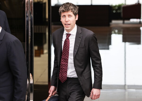 챗GPT 개발사인 오픈AI의 샘 올트먼 최고경영자(CEO)가 1일 서울 강서구 서울김포비즈니스항공센터(SGBAC)를 통해 방한하고 있다. /사진=연합뉴스