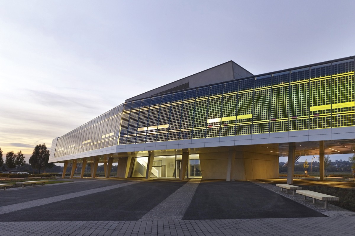 BIPV가 적용된 SMA 태양광 교육센터 건물 전경 [사진=Constantin Meyer]