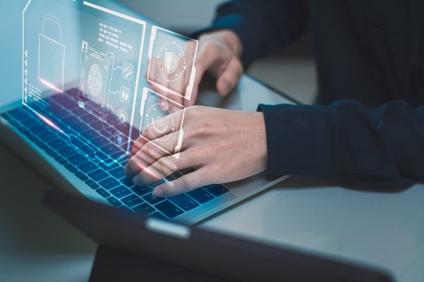 한국인더스트리4.0협회 박한구 명예회장은 “보안과 안전을 등한시한다면 그 성은 모래처럼 무너질 것”이라며, “이제는 기업 경영자와 정치권 모두가 하드웨어적 사고에서 소프트웨어적 사고로, 비용 절감에서 미래 투자로 사고를 전환해야 한다”고 강조했다. [사진=gettyimage]