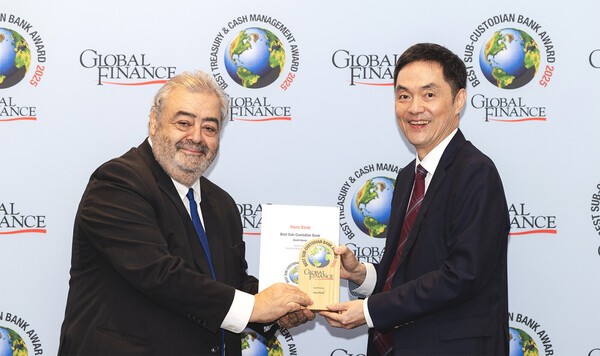 지난달 30일(현지시각) 독일 프랑크푸르트에서 개최된 '2025 글로벌파이낸스지 금융거래 시상식'에서 ’권우철 하나은행 수탁영업부 팀장(오른쪽)이 안드레아 피아노(Andrea Fiano) 글로벌파이낸스지 편집자로부터 상패를 전달 받고 있다/ 사진 = 하나은행