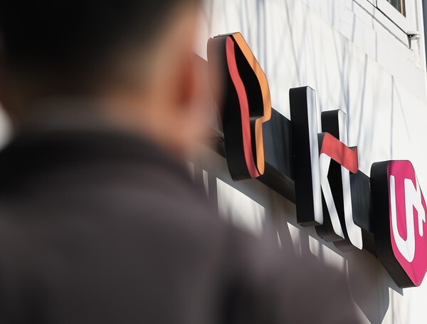 국내 이동통신 3사 가입자 4명 중 1명은 요금 25%를 할인받을 수 있는 선택약정 제도를 이용하지 않아 매년 수조 원의 가계통신비 부담이 발생하는 것으로 드러났다./사진=연합뉴스