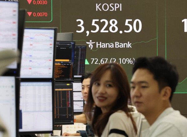 코스피가 장중 3500선을 돌파한 2일 서울 중구 하나은행 딜링룸에서 딜러들이 대화하고 있다. / 사진 = 연합뉴스 