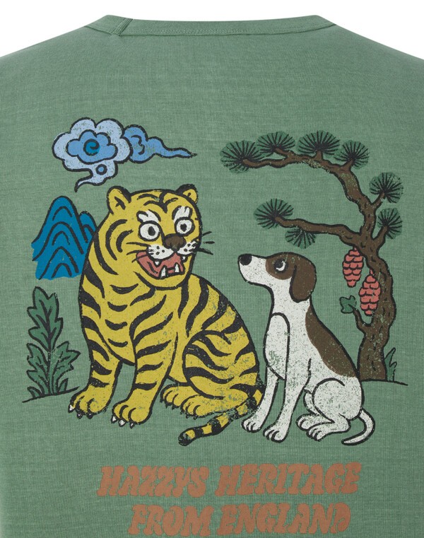 헤지스 K-헤리티지 컬렉션 호록 시리즈는 한국을 대표하는 호랑이 그래픽을 중심으로, 전통 회화의 요소인 책가도와 병풍에 담긴 소나무 등을 현대적으로 재해석해 위트 있는 디자인으로 담아냈다./=사진=LF