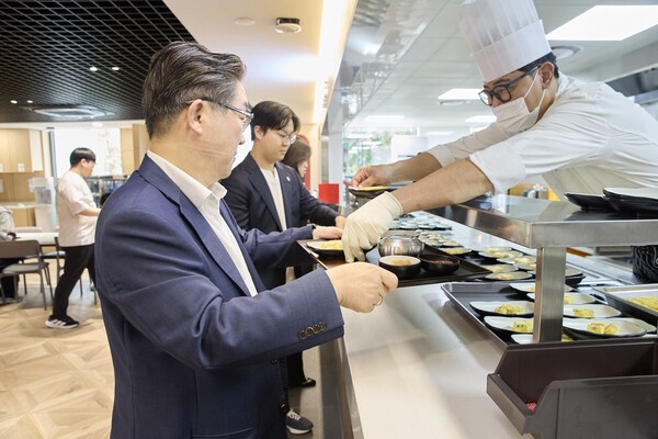 김동원 고려대 총장이 천원의 아침밥에 참여해 배식을 받고 있다./사진=고려대학교