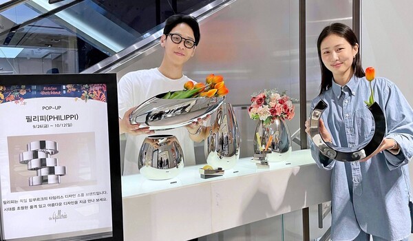 서울 갤러리아명품관에서 모델들이 독일 디자인 소품 브랜드 ‘필리피’ 팝업스토어를 소개하고 있다./사진=갤러리아명품관