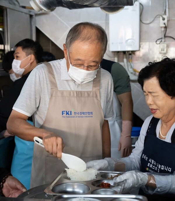 류진 한국경제인협회 회장이 1일 서울 영등포에 있는 무료급식소 ‘토마스의 집’에서 배식 봉사활동을 하고 있다. /사진=한국경제인협회<br>