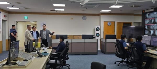 정진완 우리은행장(왼쪽 두번째)이 6일 서울 중구에 소재한 우리은행 본점 관제실을 방문해 전산 및 고객응대 시스템의 운영상황을 점검하고 있다/ 사진=우리은행<br>