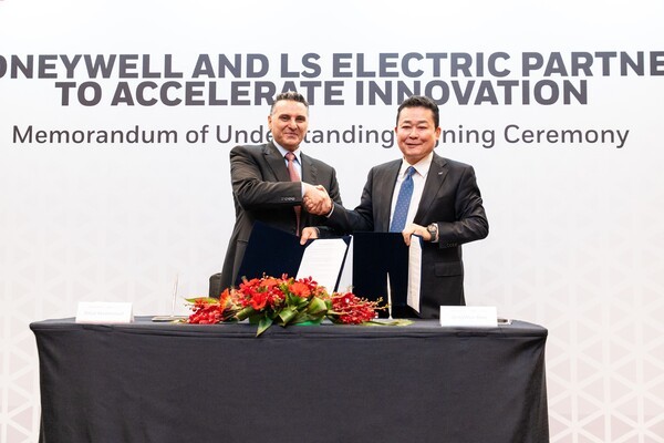 LS일렉트릭 김종우 사장(오른쪽)과 하니웰 빌랄 하무드(Billal Hammoud) 빌딩자동화 부문 사장(왼쪽)이 협약 체결 후 기념촬영을 하고 있다. [사진=LS일렉트릭]<br>