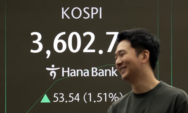 10일 서울 중구 하나은행 딜링룸 현황판에 코스피 지수 등이 표시되고 있다. 이날 코스피 지수는 전 거래일 대비 48.90p(1.38%) 오른 3598.11에, 코스닥은 4.61p(0.54%) 오른 858.86에 개장했다. / 사진 = 연합뉴스&nbsp;<br>