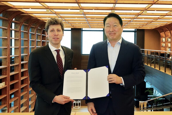 최태원 SK그룹 회장(오른쪽)과 샘 올트먼 오픈AI 최고경영자(CEO)가 지난 1일 서울 종로구 SK서린빌딩에서 메모리 공급 의향서(Memory Supply LOI)와 서남권 AI 데이터센터(DC) 협력에 관한 양해각서(MOU)를 체결한 뒤 기념사진을 촬영하고 있다. /사진=SK그룹