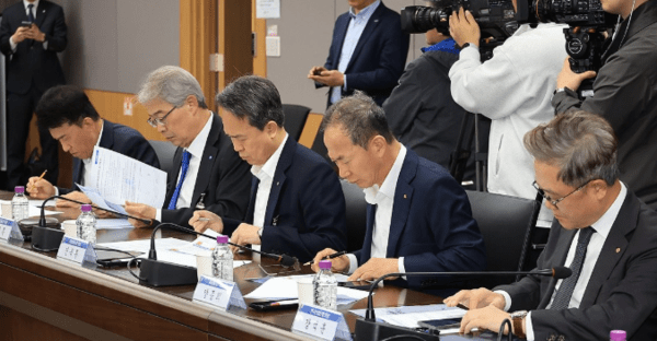 지난 4월 7일 서울 종로구 정부서울청사에서 열린&nbsp;김병환 금융위원회 위원장 주재&nbsp;금융 상황 점검 회의에 참석한 (왼쪽부터)함영주 하나금융지주 회장, 임종룡 우리금융지주 회장, 진옥동 신한금융지주 회장, 양종희 KB금융지주 회장, 강석훈 한국산업은행 회장./ 사진 = 연합뉴스&nbsp;