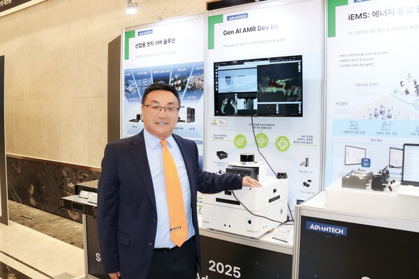 Benson Lee 수석 매니저는 “MIC-743은 복잡한 AI 워크로드를 엣지단에서 실시간으로 실행할 수 있는 플랫폼”이라며, “VLM, LLM, 지능형 영상 분석 등에 최적화돼 있다”고 설명했다. [사진=인더스트리뉴스]<br>