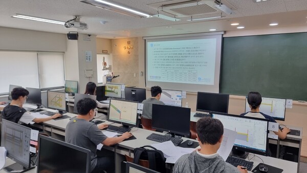 트림블 테클라 솔루션을 기반으로 한 ‘BIM 전문가 2급(건축)’ 자격증의 첫 수시 시험 응시자들이 시험을 치르고 있다. [사진=트림블]<br>