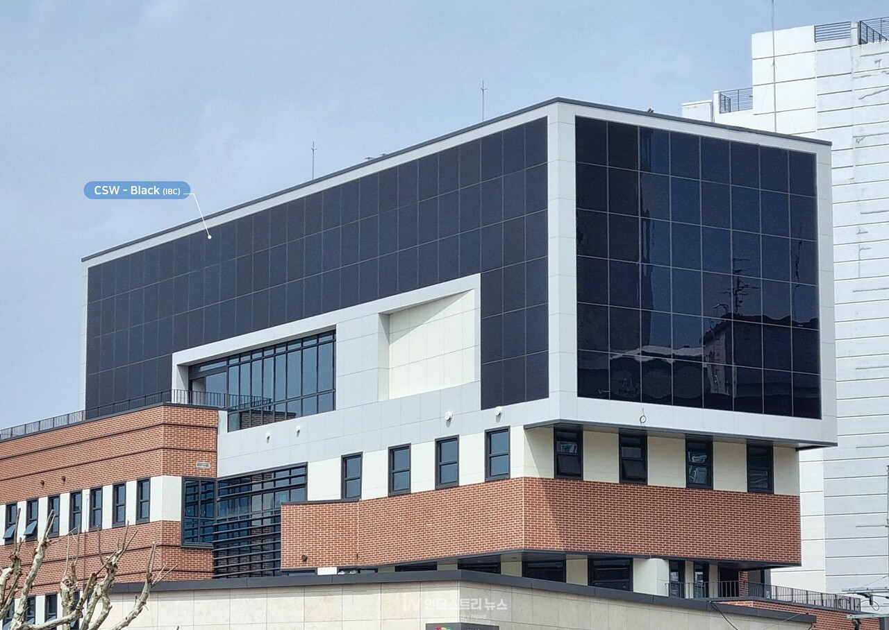 서울시 서대문구 북가좌2동 복합청사에 설치된 40kW 규모 올블랙 BIPV 모듈 [사진=에코인스파이어]<br>
